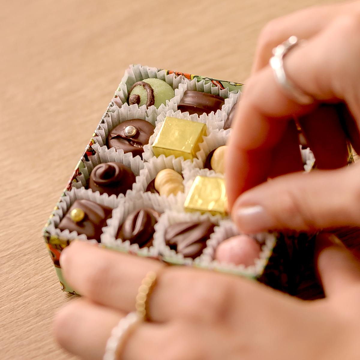 A&K NASCHKASTERL mit 28 köstlichen Minipralinen