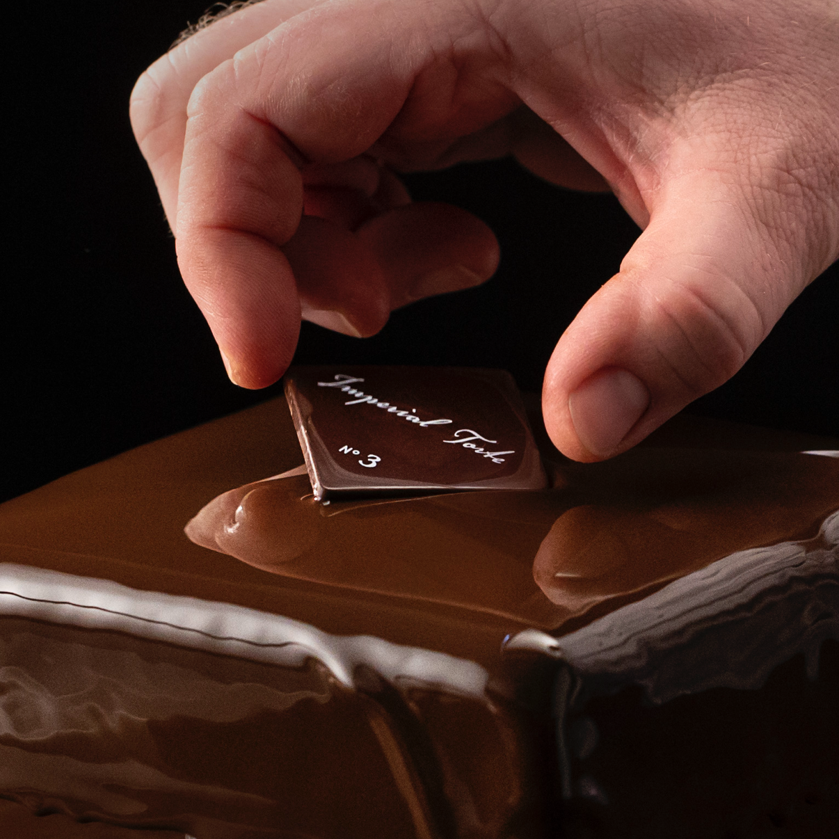 Hotel Imperial Torte N°3 - feine Himbeere überzogen mit dunkler Schokolade in edler Verpackung (9 Portionen, 500g)