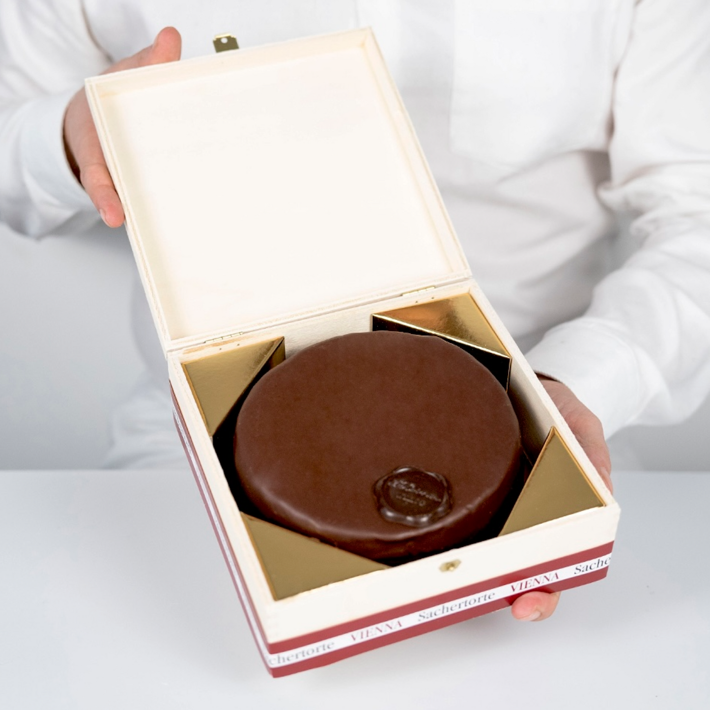 Sacher-Box - Wiener Sachertorte im exklusiven Holzkisterl und Geschenkbox (500g, 6 Portionen)