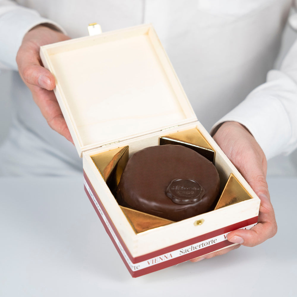 Wiener Sachertorte Piccolo (3 Portionen) im exklusiven Holzkisterl