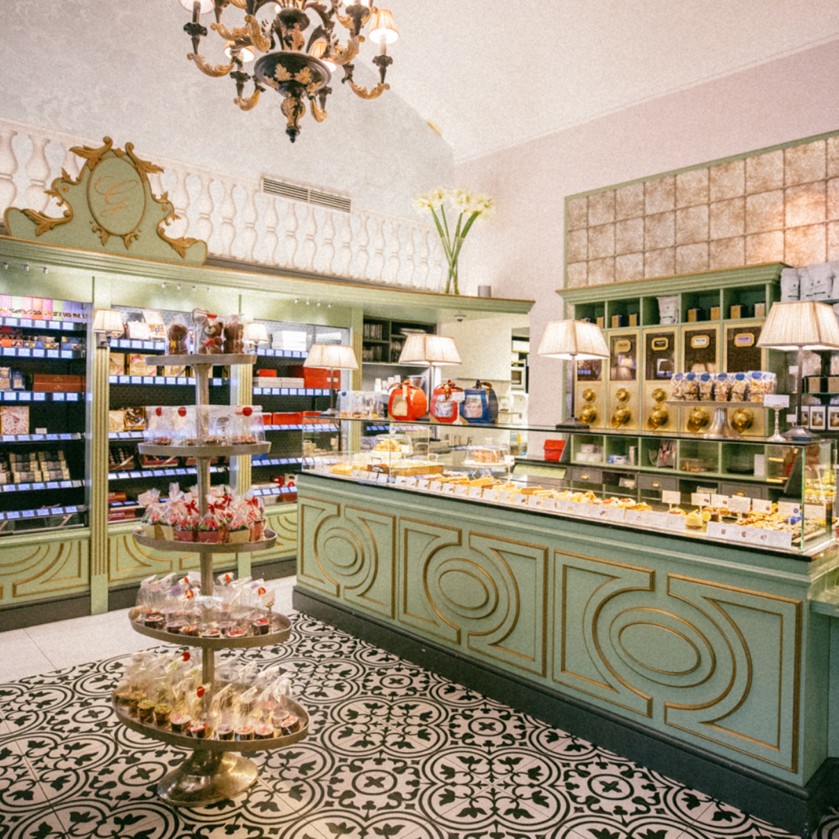 Gerstners Sisi Torte mit Cassis-Marzipan und Massa Ticino 450g - in exklusiver Golddose