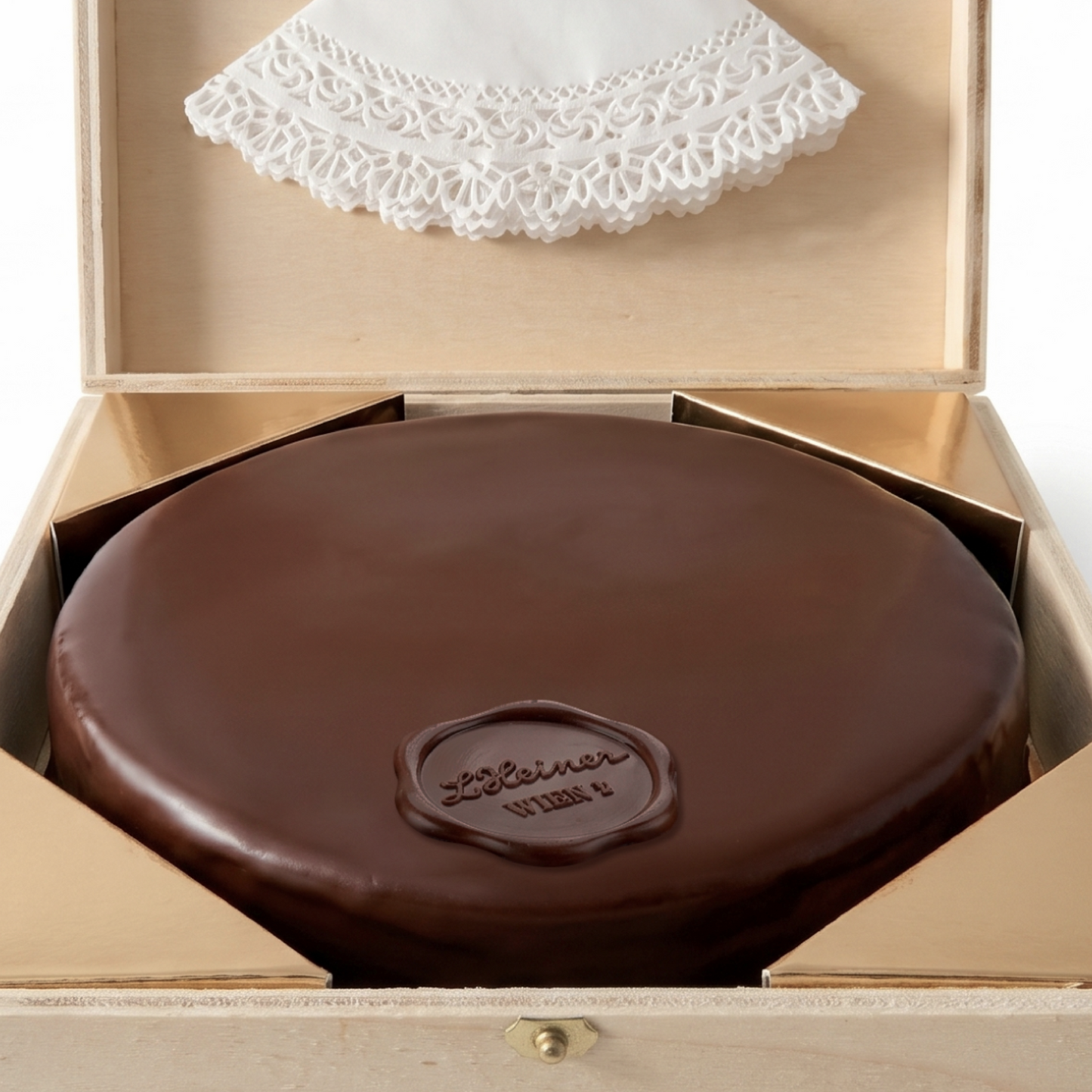 Wiener Sachertorte - im exklusiven Holzkisterl