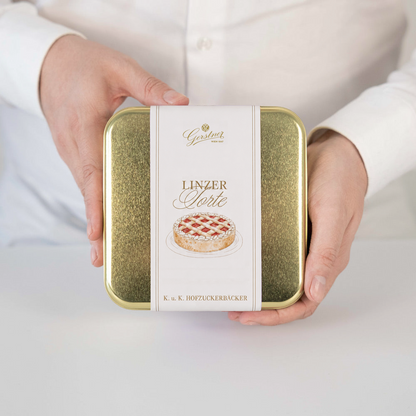 Linzer Torte · in geprägter Golddose
