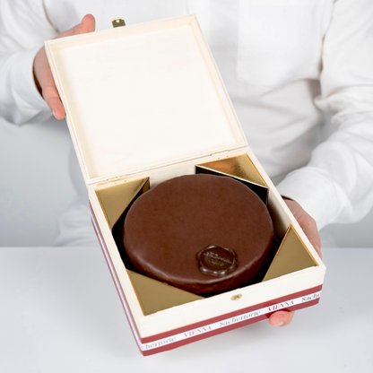 Sacher-Box - Wiener Sachertorte im exklusiven Holzkisterl und Geschenkbox (500g, 6 Portionen)