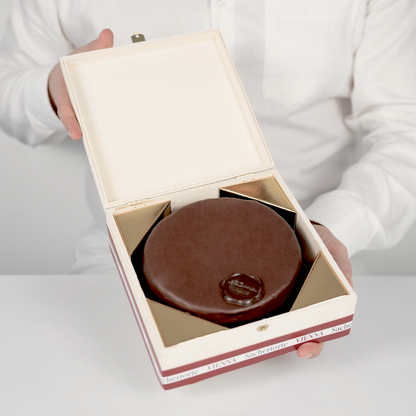 Wiener Sachertorte - im exklusiven Holzkisterl (6 Port. 500g)