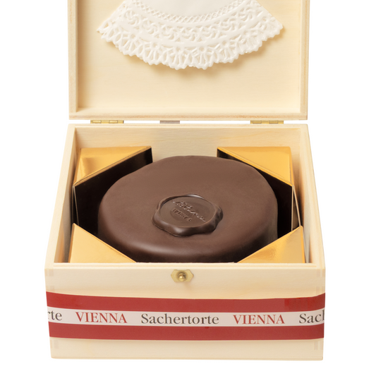 Wiener Sachertorte Piccolo (220g, 3 Portionen) im schönen Holzkisterl