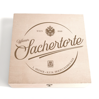 Wiener Sachertorte (500g, 6 Portionen) im traditionelle Holzkisterl