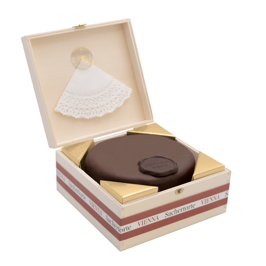 Wiener Sachertorte Piccolo – im exklusiven Holzkisterl